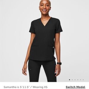 Figs Casma scrub top medium gently used there’s 5 make a deal!! One shipping!!